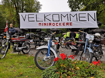 Ny Veteranknallert Klub modtaget ved Skovgrillen i Middelfart med banner